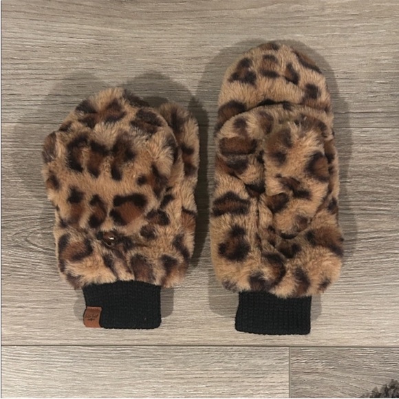 NWOT Britts Knits Leopard Print Faux Fur Mittens - Picture 3 of 3